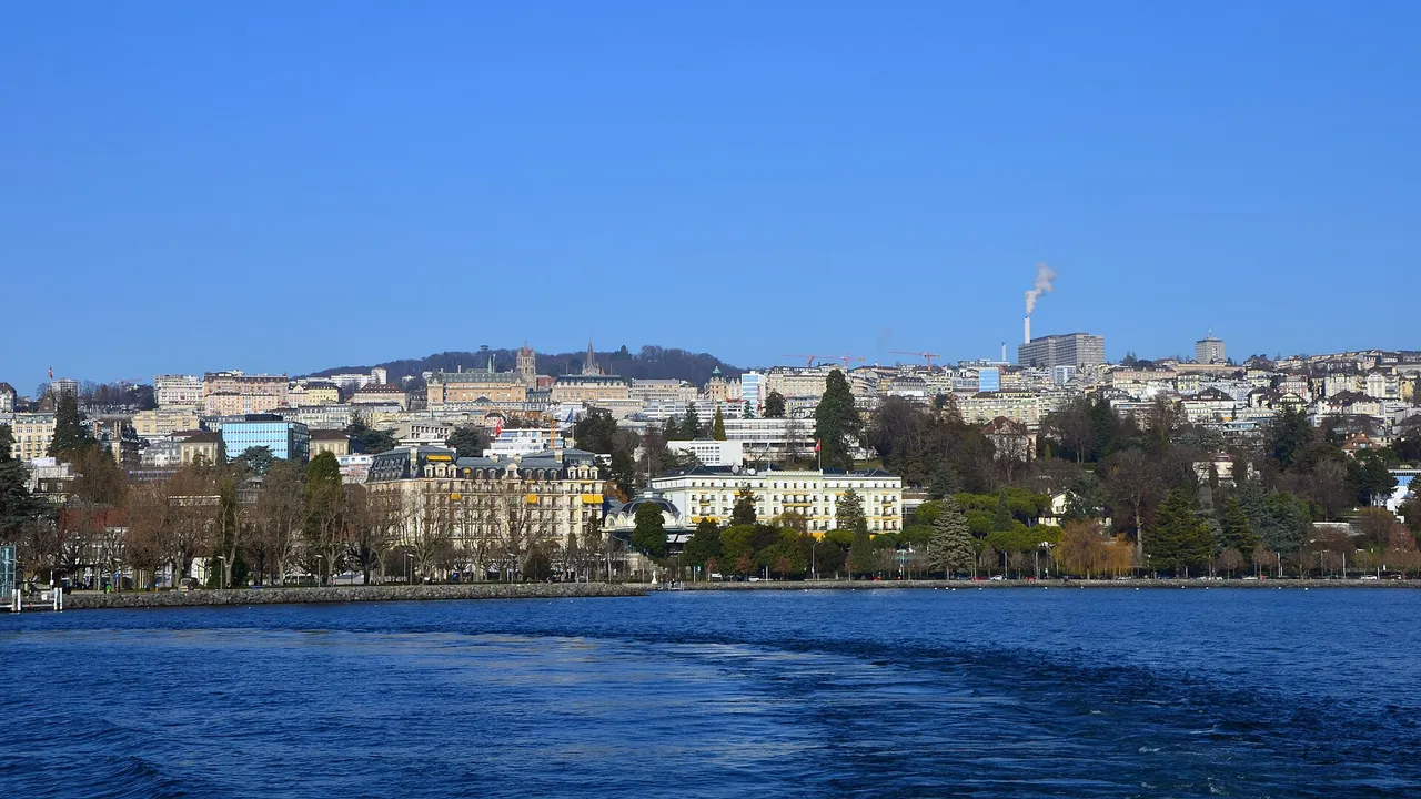 Lausanne vue depuis le Léman : la ville étagée sur ses coteaux, au bord du lac