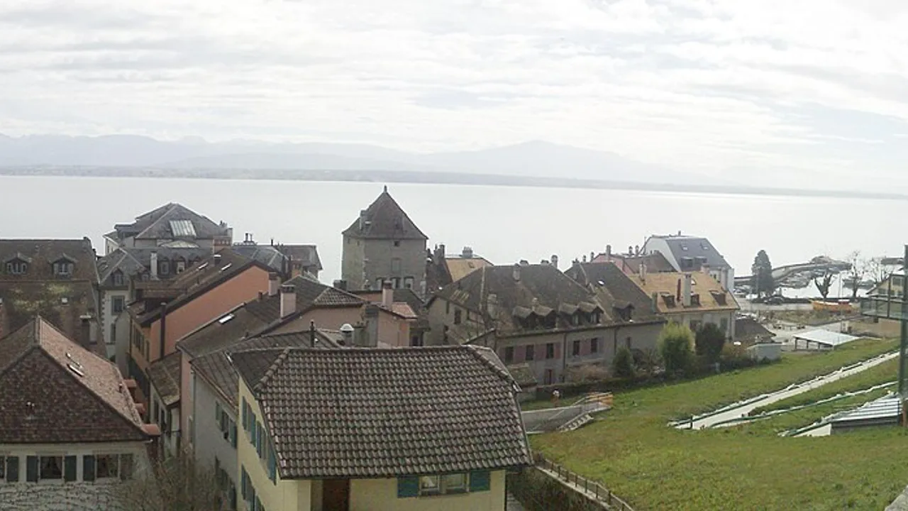 Le château de Nyon et les toits de la vieille ville, au-dessus de la rive nord du Léman