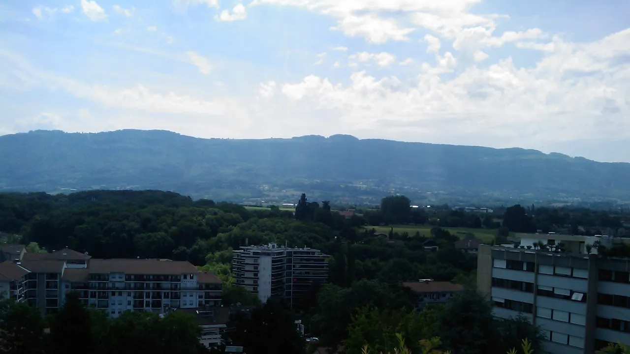 Saint-Julien-en-Genevois au pied du Salève, avec la plaine vers Genève